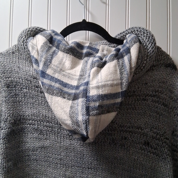 Men's Gray Cable Knit Sweater with Button Detail - Picture 6 of 16